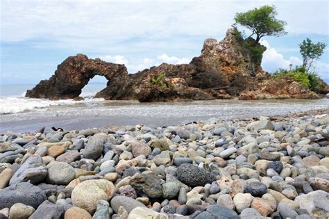 Keunikan Budaya dan Tradisi di Destinasi Wisata Pantai Karang Bolong saat Musim Hujan
